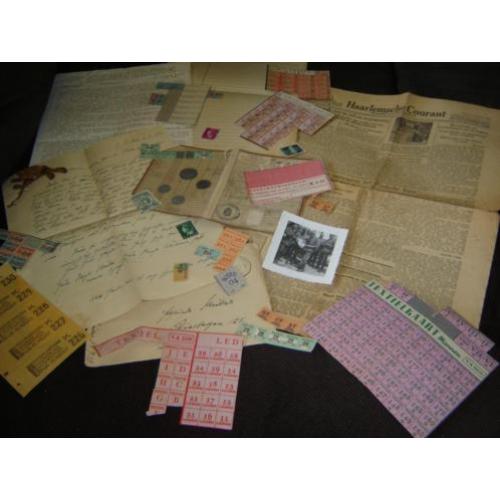 Oorlog wo2 bonnen geld munt krant foto document set 2 ww2
