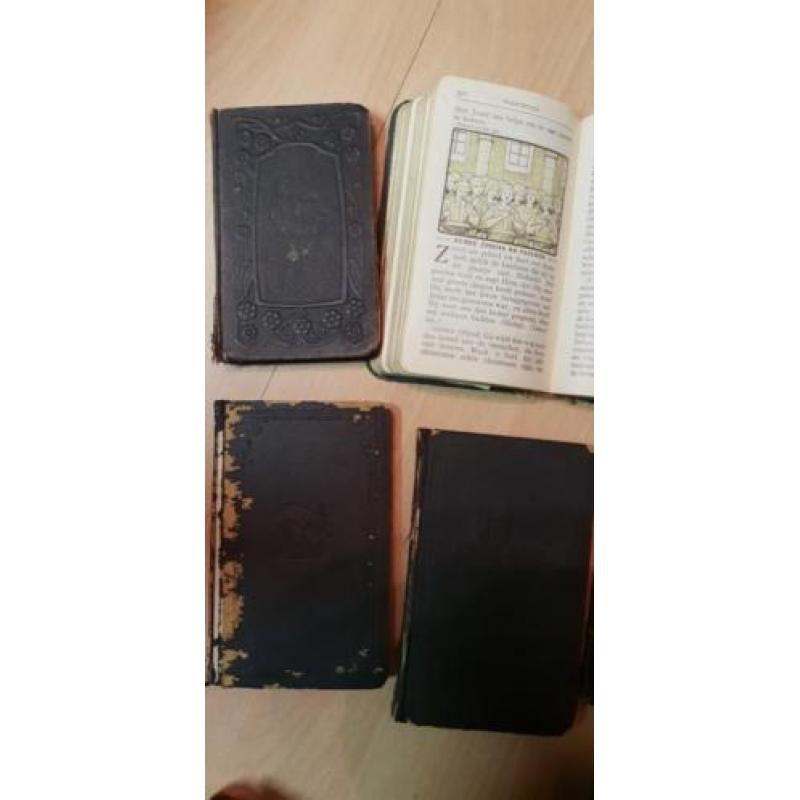 Oude kerk en bijbel boekjes