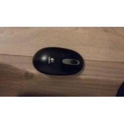 Beeldscherm met draadloze muis en toetsenbord