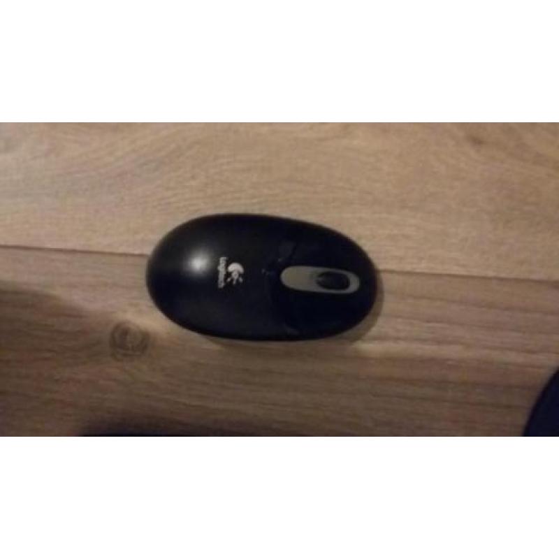Beeldscherm met draadloze muis en toetsenbord