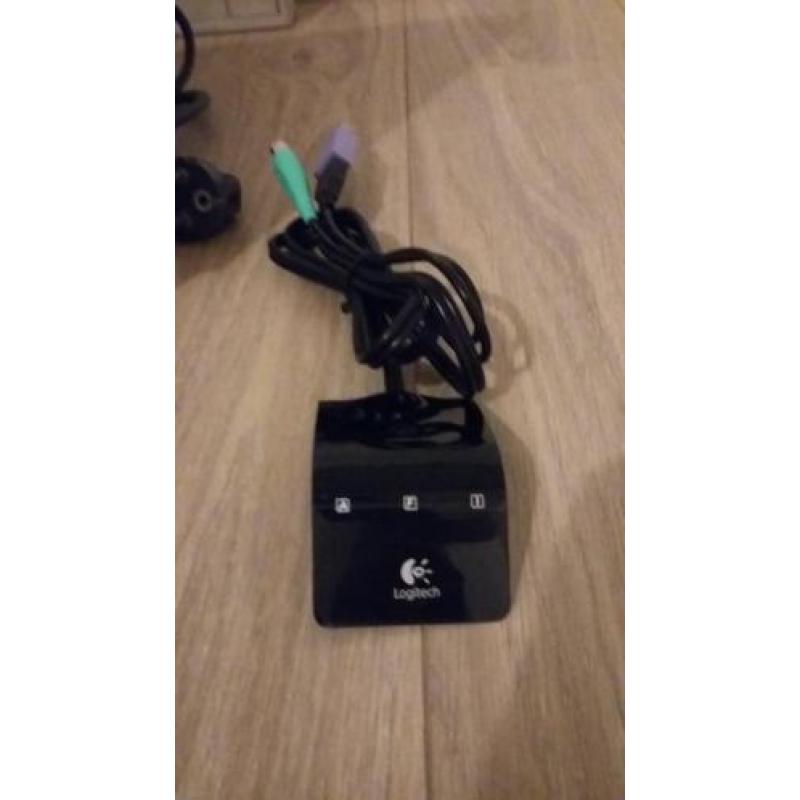 Beeldscherm met draadloze muis en toetsenbord