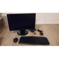 Beeldscherm met draadloze muis en toetsenbord