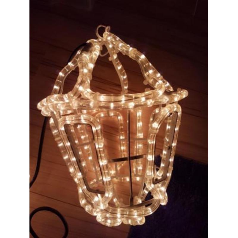 Twee h hangende kerst lantaarns