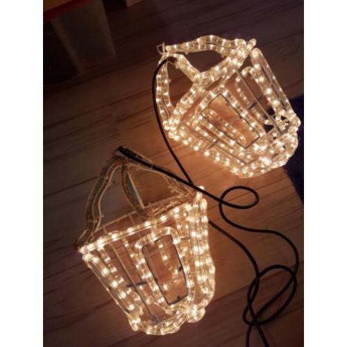 Twee h hangende kerst lantaarns