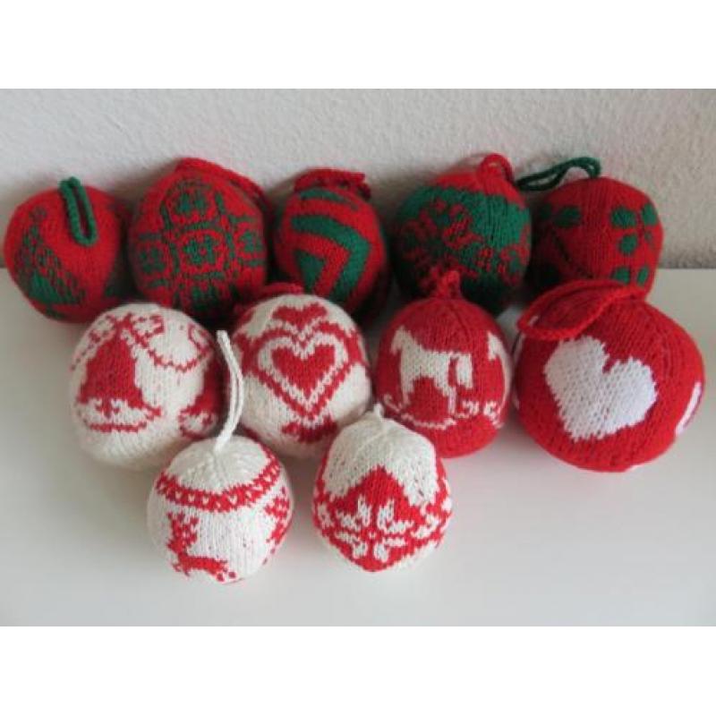 Set van 11 (Zelf) gebreide kerstballen (rood groen wit)