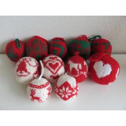 Set van 11 (Zelf) gebreide kerstballen (rood groen wit)