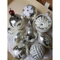 8 oude zilveren nostalgische kerstballen, koffiekan, klokje