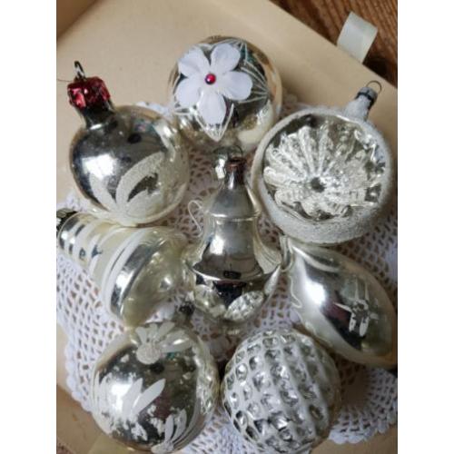 8 oude zilveren nostalgische kerstballen, koffiekan, klokje