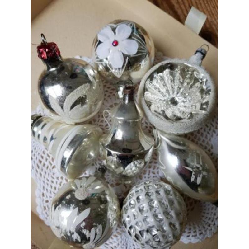 8 oude zilveren nostalgische kerstballen, koffiekan, klokje