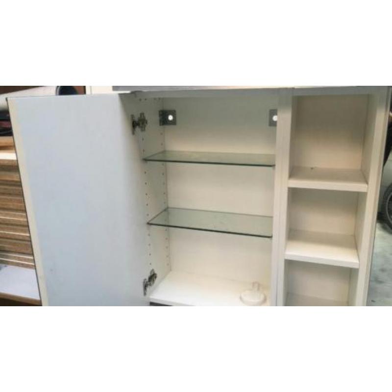 Witte badkamerkast met spiegel en verlichting