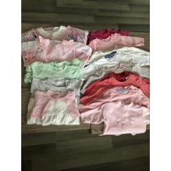 Meisjes kleding maat 50 tot 68 en een paar 74