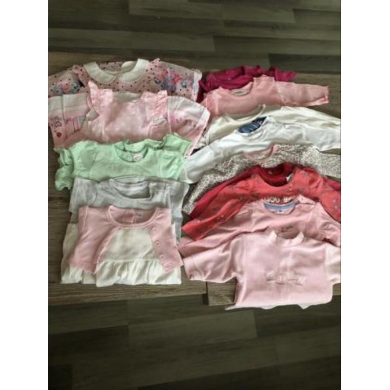 Meisjes kleding maat 50 tot 68 en een paar 74