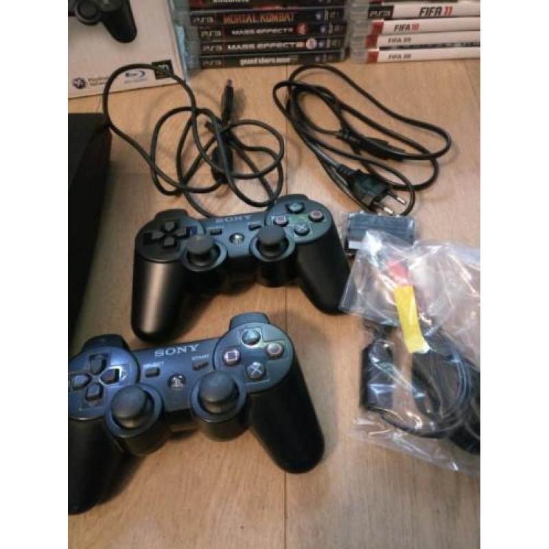 PS3 Slim 160 GB + 24 games + 2 controllers