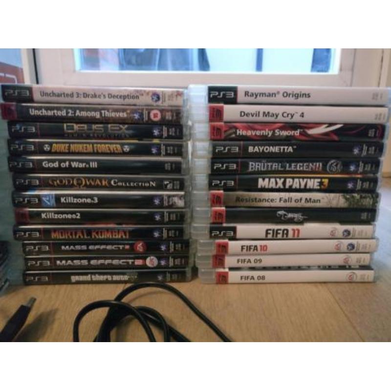 PS3 Slim 160 GB + 24 games + 2 controllers