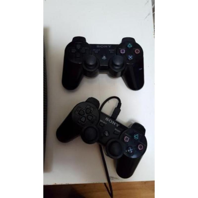 Playstation 3 - incl. Controllers & kabels