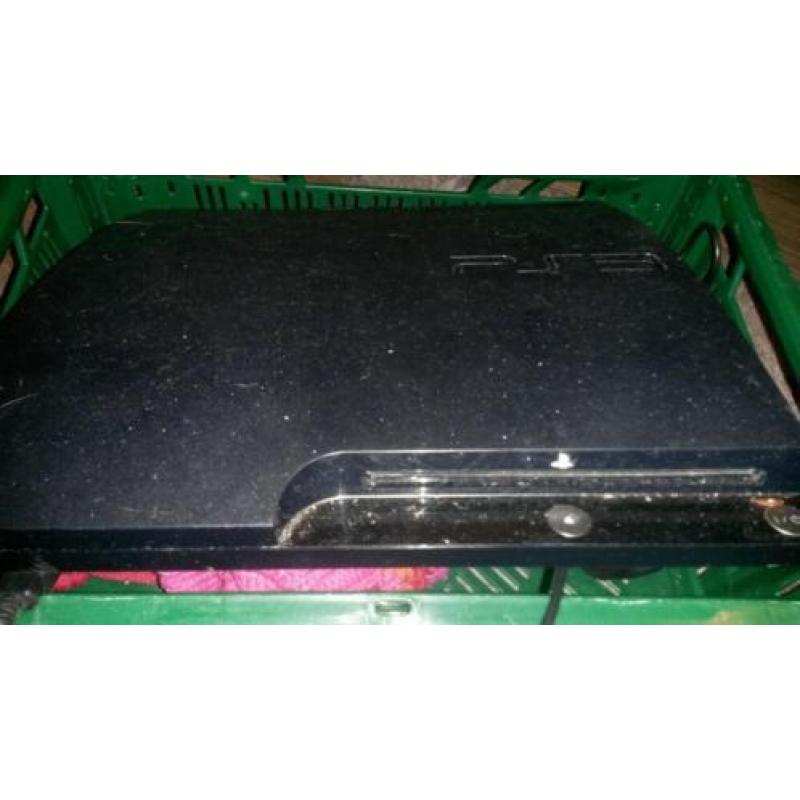 PlayStation 3 in goede staat ! Met kabels en controllers erb